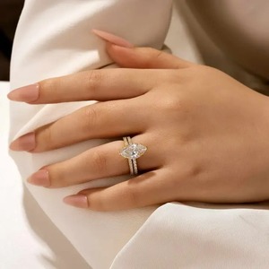 Anillo de Boda con Corte Marquesa de Diseño Premium con Banda Clásica de Plata 925 y Moissanita en Oro Blanco, Rosa y Amarillo - Product Image 1
