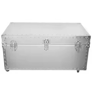 Coffre de rangement en métal blanc crème, en fer thermolaqué décoratif avec couvercle texturé en laiton doré martelé et loquets centraux - Product Image 2