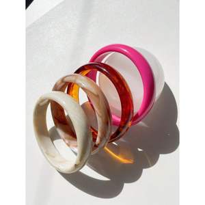 Brazaletes Elegantes Pulidos de Resina y Madera Hechos a Mano, Accesorios de Moda de Cristal - Product Image 4