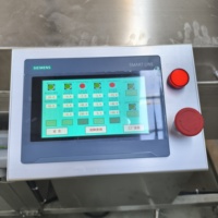 Automatische machine voor het coaten van eiwitrepen met chocolade, inclusief warmhoudtank en koeltunnel voor de productie in een snackfabriek