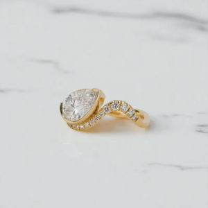 Anillo de Diamante Cultivado en Laboratorio con Corte de Pera en Oro Amarillo con Diamantes Laterales, Elegante Anillo de Compromiso, Regalo Nupcial de Lujo para Mujer - Product Image 2