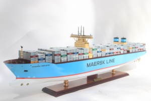 Maqueta de Barco Comercial de Madera Hecha a Mano - Modelo a Escala de Buque Portacontenedores Clase Triple E, Decoración de Oficina - Product Image 4