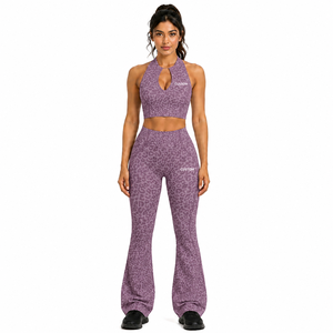 Ensemble de yoga léopard personnalisé pour femme avec logo, soutien-gorge de sport à col halter et découpe, leggings évasés, tenue de sport imprimée 2 pièces pour la gym - Product Image 2