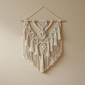 งานตกแต่งผนังแบบมาคราเม่สีขาวและสีเขียว สำหรับตกแต่งพื้นที่ทำงาน ห้องเรียน และการตกแต่งภายในสไตล์โมเดิร์น ขายส่งจากอินเดีย - Product Image 3