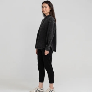 Camisa de mezclilla Nirben |   Nueva Camisa Casual Holgada de Estilo Americano Retro para Hombre y Mujer, Corte Recto, Lavada, para Otoño 2026, Unisex - Product Image 1