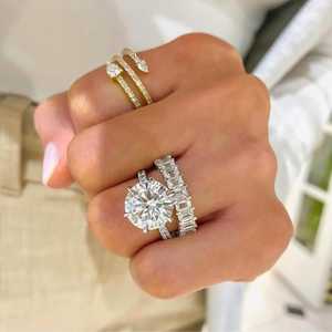 Bague de mariage et d'anniversaire empilable en or massif 18 carats avec diamant de laboratoire de 2 carats taille émeraude demi-éternité - Product Image 6