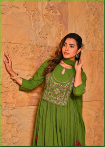 Conjunto de Kurta Anarkali y Dupatta con Diseño Crinkle Zari en Verde Kai - Product Image 4