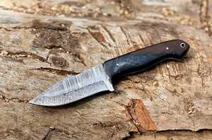 Couteau de chasse artisanal OEM à lame droite en acier Damas avec manche en bois et résine, étui en cuir - Product Image 2