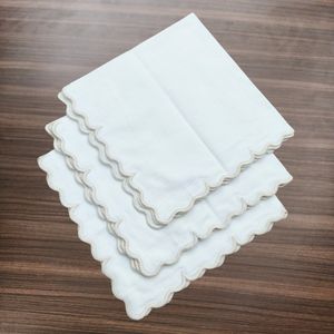 Serviette de table en coton réutilisable beige avec bord festonné pour les célébrations et les dîners - Product Image 5