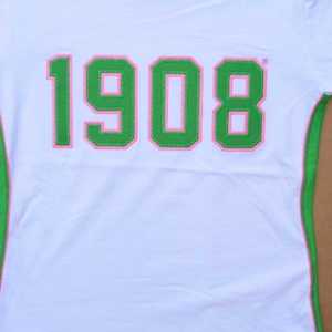 Chemise blanche haut de gamme pour femme, imprimé lettres grecques, bordure verte et rose, col rond, haut décontracté de qualité supérieure pour sororité, 1908 - Product Image 3