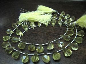 Cuentas de cuarzo limón natural facetadas en forma de lágrima de 6x10mm a 9x15mm, vendidas por hebra de 8 pulgadas de largo. - Product Image 3