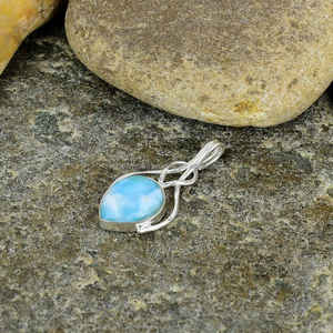 Collier pendentif artisanal en argent massif 925 plaqué or avec trois pierres de Larimar, style bohème, cadeau de fiançailles pour femme - Product Image 6