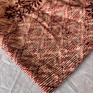 Tela de algodón con estampado geométrico a mano, diseño floral Buta sobre estampado de diamantes Jaal. - Product Image 3