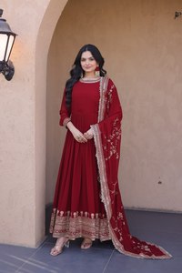Robe de soirée ethnique en soie brodée de sequins et de diamants faits main, avec dupatta et manches longues, idéale pour mariage, à prix abordable - Product Image 3