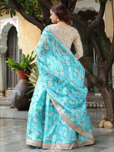 Robe de demoiselle d'honneur en satin à imprimé floral avec chemisier brodé et dupatta, coupe trapèze, longueur ras du sol, manches longues, col rond, taille naturelle - Product Image 4
