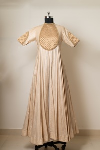 Vestido Largo de Lujo para Mujer, de Seda Dorada, Corte Ajustado y Evase, con Paneles Estructurados, Elegante Vestido Maxi para Fiesta o Noche - Product Image 5