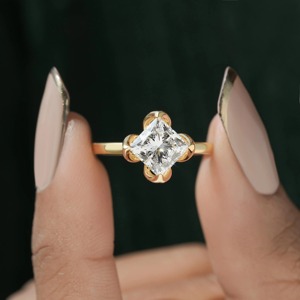 Elegante Anillo de Compromiso con Diamante Cultivado en Laboratorio, Corte Princesa, Joyería Fina con Certificación IGI y Claridad VVS para Mujer - Product Image 2