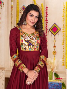 Noiir Pigeon Ghumar Kurta à longues volants en rayonne lourde avec broderie Gamthi, longueur au sol, tenue ethnique de fête, infroissable, robe traditionnelle - Product Image 1