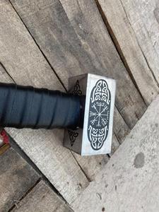 Marteau de style viking fait main, tête en acier forgé, manche en bois massif, d'inspiration nordique, objet de collection médiéval, outil décoratif d'extérieur - Product Image 6