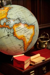 Globe terrestre en laiton avec carte antique, support trépied décoratif, décoration nautique pour bibliothèque, bureau, cadeau de voyage - Product Image 3