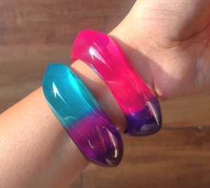 Conjunto de brazaletes de resina de estilo moderno en colores amarillo, rosa y naranja para mujeres, joyería de moda, brazaletes unisex al mejor precio. - Product Image 5