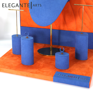 Exhibidor de Joyería de Lujo en Piel Sintética para Ventana - Product Image 1