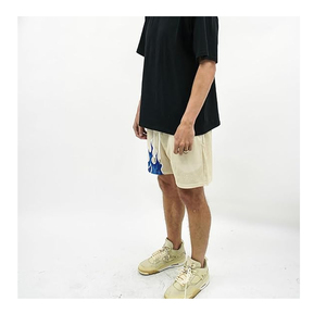 Shorts de sport unisexe personnalisables avec logo, pour basketball et gym, en maille, style streetwear, taille haute, en polyester, entrejambe de 5 pouces, motif anime double - Product Image 3