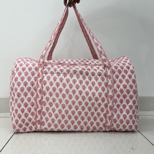 Bolsa de lona grande de moda para mujer, hecha a mano, acolchada, para fin de semana, informal, para gimnasio, con asas de correa resistentes, estampada con bloques. - Product Image 1