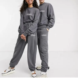 Ensemble de survêtement d'hiver unisexe gris avec logo personnalisé, 2 pièces, sweat-shirt à col rond et pantalon de jogging court - Product Image 1