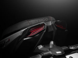 Feux arrière LED rouges séquentiels intégrés AJ LIGHT DESIGN à 2 lentilles pour Kymco KRV Moto 180 - Rétrofit/Amélioration - Garantie 12 mois - Product Image 3