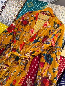 เสื้อคลุมกิโมโนกำมะหยี่สีมัสตาร์ด พิมพ์ลายดอกไม้ เสื้อคลุมสไตล์โบโฮ (ขนาดเดียว) - Product Image 2