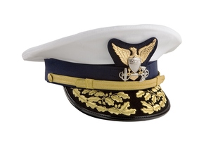 Casquette de cérémonie blanche haut de gamme avec broderie en fils dorés, visière en feuille de chêne, sangle de menton et insigne d'aigle en métal - Product Image 3