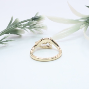 Élégante bague solitaire en or jaune pour femme, avec diamant de laboratoire taille poire East West, à tige croisée, personnalisée, cadeau d'anniversaire raffiné - Product Image 2