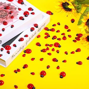 100 pz. Mini Ciondoli e Ornamenti in Resina a Forma di Margherita e Coccinella, con Retro Piatto, per Creazioni Fai-da-te e Design Floreale - Product Image 5