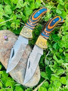 Couteau de poche pliant avec lame en damas, manche en bois et laiton, aigle gravé, avec étui en cuir - Product Image 6