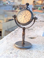 Horloge de bureau et de table moderne en métal Montre à quartz personnalisée en laiton avec support pour le bureau ou la maison Cadeau en laiton Horloge de bureau/de table