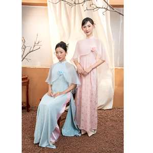 Robe Ao Dai moderne en brocart de soie pour femmes vietnamiennes - Superposition d'épaules en mousseline transparente avec motif de roses KAD27 - Product Image 1