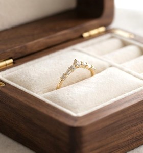 Bague minimaliste empilable en forme de V avec diamant de laboratoire taille baguette ronde et conique, or massif 10K 14K 18K, couleur DEF, clarté VVS, certifiée IGI - Product Image 5
