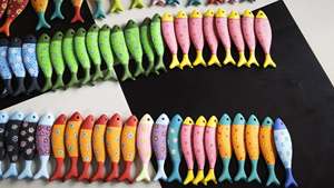Jouet de poisson en bois peint à la main, en acrylique, sûr, poisson en bois sculpté, jouet artisanal à peindre pour projets de maternelle et d'école - Product Image 1