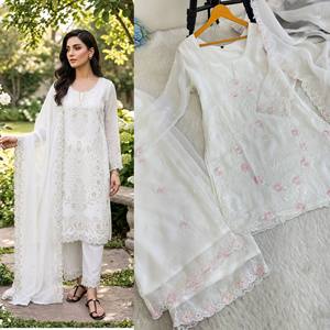 Élégant shalwar kameez en viscose orné de cristaux, avec un bas fluide et un dupatta en organza épais et élégant, disponible du S au XXL. - Product Image 3
