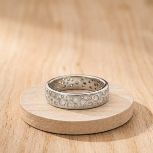 Bague Cigare Unisexe en Or Massif avec Diamant de Laboratoire Rond Certifié IGI 1,90 CT Couleur E Pureté VVS, Sertie en Bezel, pour Mariage - Product Image 2