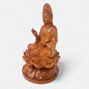 La statue assise de la déesse de la miséricorde est sculptée d'un seul bloc de bois de Huong. - Product Image 2