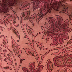 Tela de algodón estampada a mano con diseño floral de enredaderas sobre base rosa melocotón |   Impresión Tradicional India Estilo Kalamkari - Product Image 1