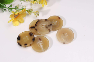 กระดุมหัวเข็มขัด 4 รู ทำจากเขาสัตว์เย็บมือ สีธรรมชาติ สำหรับเสื้อเชิ้ตหรือเสื้อสเวตเตอร์ งานฝีมือธรรมชาติ - Product Image 2