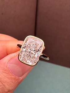 Bague en diamant de laboratoire allongé taille coussin 5 carats – Bague de fiançailles taille coussin sertie clos – Bague en diamant de laboratoire certifiée IGI - Product Image 1
