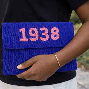 Bolso de mano con cuentas azul real 1938, hecho a mano con cuentas de semillas, bolso de noche, bolso de mano con letras griegas personalizadas, suministro al por mayor OEM - Product Image 2