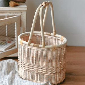 Panier cadeau en rotin naturel d'inspiration vintage, décoration intérieure, organisation, choix très prisé, paniers tissés à la main - Product Image 1