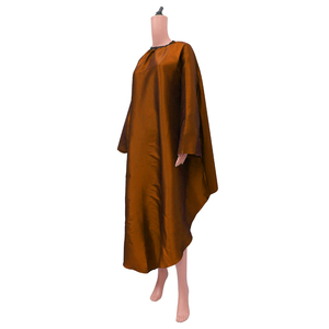 Cape de coiffure professionnelle marron en polyester résistante à l'eau, avec fermeture à bouton-pression réglable, réutilisable pour salon de coiffure - Product Image 1