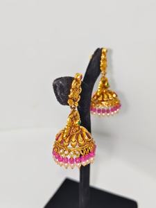 Pendientes Jhumka Antiguos de Oro Sólido de 22k con Motivo de Lakshmi Hechos a Mano, Joyería de Boda con Esmeraldas Verdes y Perlas Naturales - Product Image 3