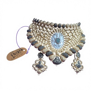 Conjunto de Collar de Novia de Oro Sólido de 22K con Centro de Esmalte Blanco Meenakari y Detalle de Piedra Verde para Mujer - Product Image 1